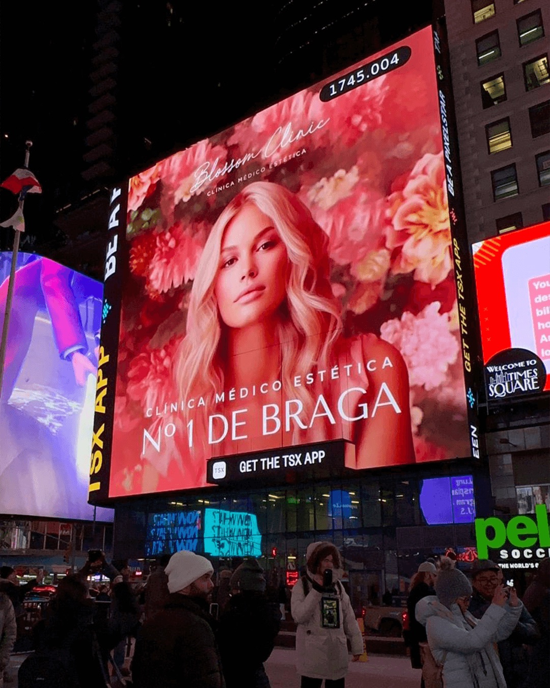 Campanha da Blossom Clinic apresentada num ecrã em Times Square, Nova Iorque