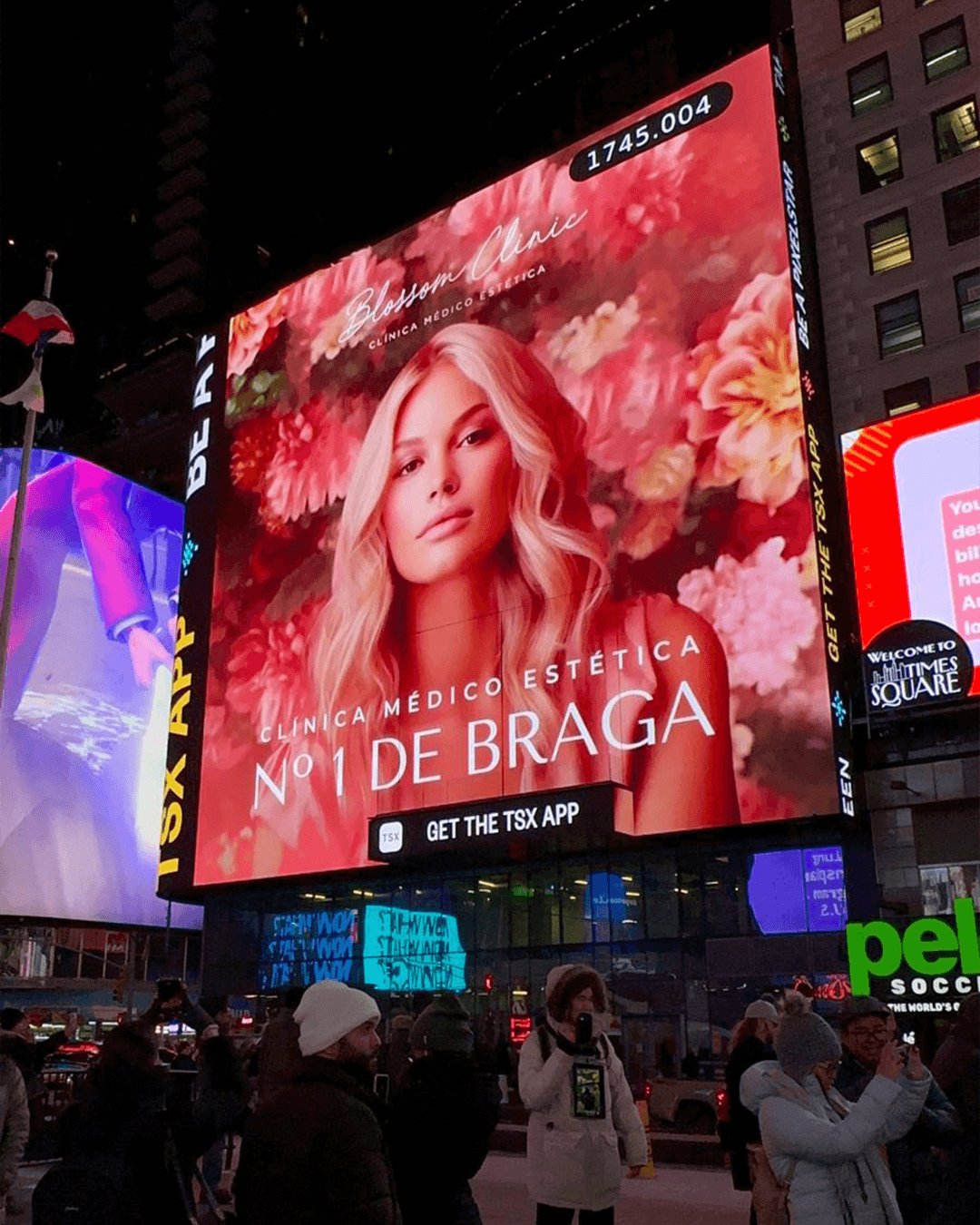 Campanha da Blossom Clinic apresentada num ecrã em Times Square, Nova Iorque